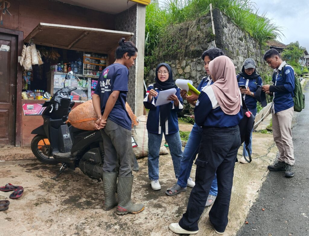 Mahasiswa sedang melakukan wawancara dengan warga utuk memperoleh data kondisi sosial ekonomi masyarakat.